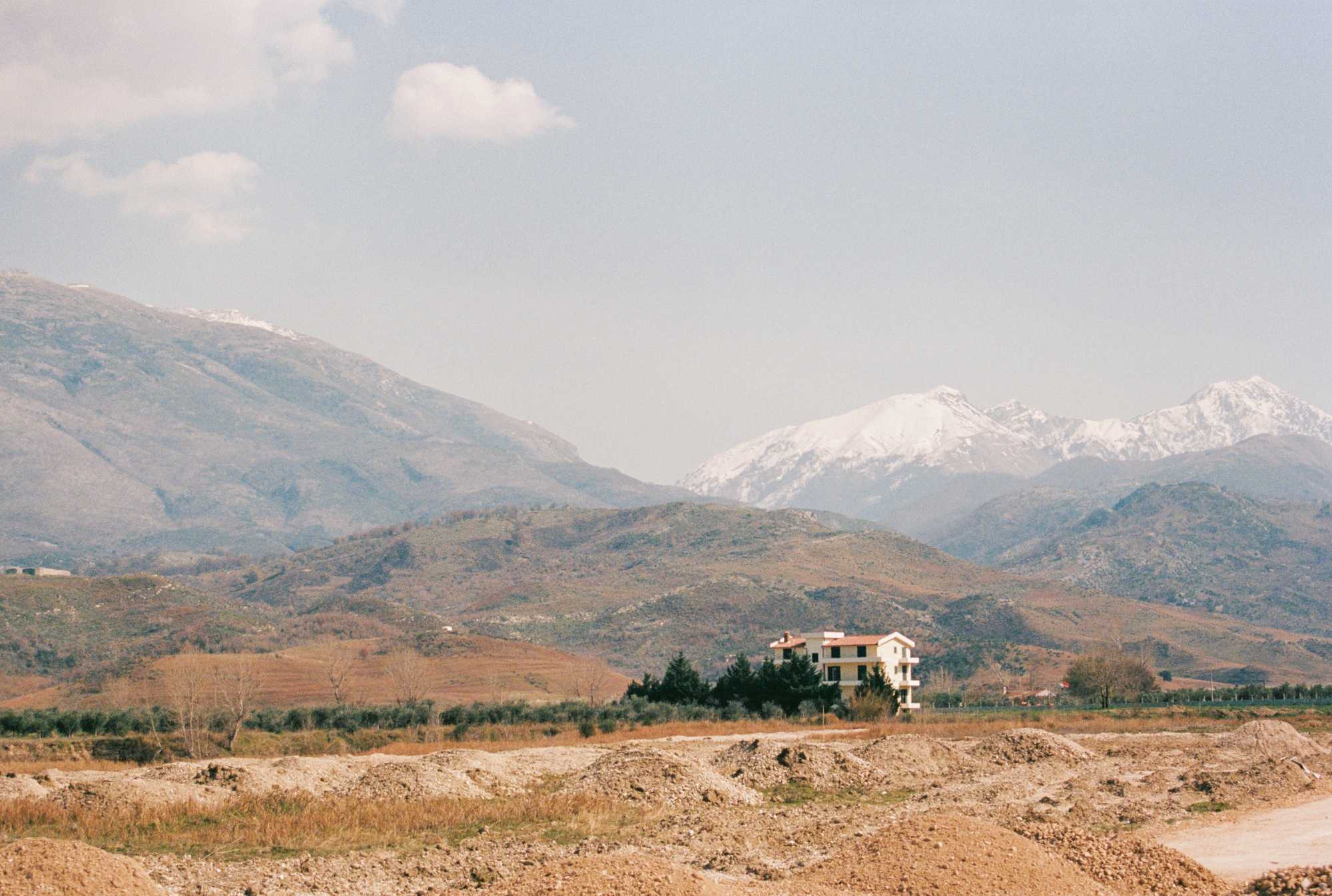 House in front of mountains