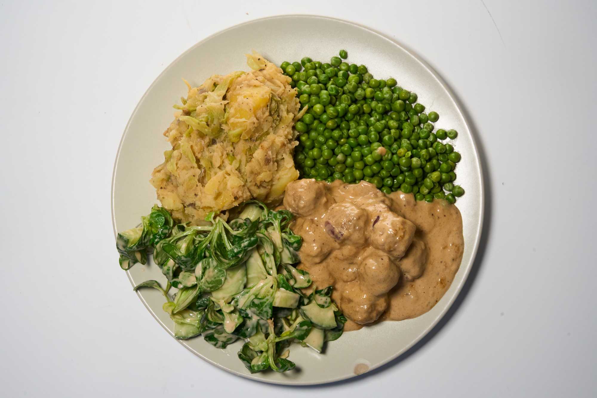 Köttbullar in Sose mit Erbsen, Salat und Kartoffelbrei